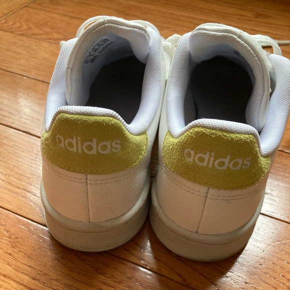 Adidas Advantage Shoes - Picture 2 of 5